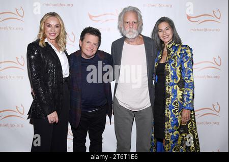 (L-R) Tracy Pollan, Michael J. Fox, Bob Weir und Natascha Muenter Weir nehmen am 11. November 2023 an der 2023 erschienenen „A Funny Thing Happened on the Way to Cure Parkinson’s“ im Casa Cipriani, New York, NY, Teil. (Foto: Anthony Behar/SIPA USA) Stockfoto