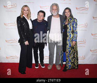 (L-R) Tracy Pollan, Michael J. Fox, Bob Weir und Natascha Muenter Weir nehmen am 11. November 2023 an der 2023 erschienenen „A Funny Thing Happened on the Way to Cure Parkinson’s“ im Casa Cipriani, New York, NY, Teil. (Foto: Anthony Behar/SIPA USA) Stockfoto