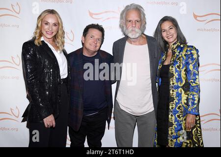 (L-R) Tracy Pollan, Michael J. Fox, Bob Weir und Natascha Muenter Weir nehmen am 11. November 2023 an der 2023 erschienenen „A Funny Thing Happened on the Way to Cure Parkinson’s“ im Casa Cipriani, New York, NY, Teil. (Foto: Anthony Behar/SIPA USA) Stockfoto