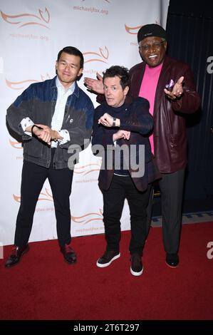 (L-R) Ronny Chieng, Michael J. Fox und George Wallace nehmen am 2023 11. November 2023 an der „A Funny Thing Happened on the Way to Cure Parkinson’s“ im Casa Cipriani, New York, NY, Teil. (Foto: Anthony Behar/SIPA USA) Stockfoto