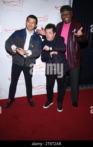 (L-R) Ronny Chieng, Michael J. Fox und George Wallace nehmen am 2023 11. November 2023 an der „A Funny Thing Happened on the Way to Cure Parkinson’s“ im Casa Cipriani, New York, NY, Teil. (Foto: Anthony Behar/SIPA USA) Stockfoto