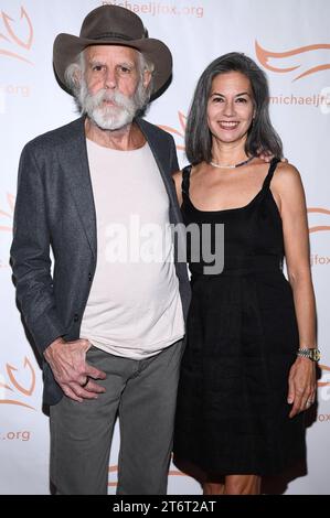 (L-R) Bob Weir und Natascha Muenter Weir nehmen am 2023 11. November 2023 an der „A Funny Thing Happened on the Way to Cure Parkinson’s“ im Casa Cipriani, New York, NY, Teil. (Foto: Anthony Behar/SIPA USA) Stockfoto