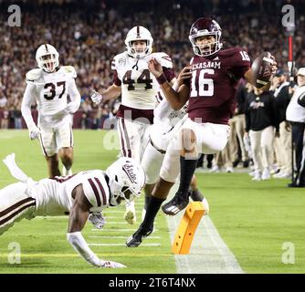 11. November 2023, College Station, Texas, USA: Texas A&M Quarterback JAYLEN HENDERSON (16) erzielt bei einem 11-Yard-Touchdown Carry während eines NCAA College Football-Spiels zwischen Texas A&M und Mississippi State am 11. November 2023 in College Station. (Kreditbild: © Scott Coleman/ZUMA Press Wire) NUR REDAKTIONELLE VERWENDUNG! Nicht für kommerzielle ZWECKE! Stockfoto