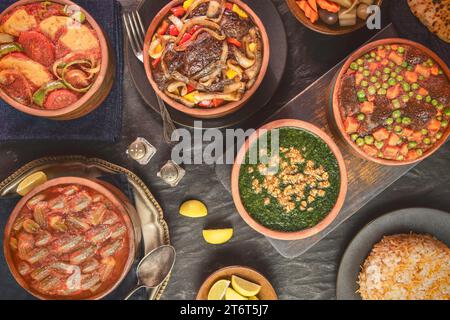 Arabische Küche; Eine Auswahl an traditionellen Tagines aus dem Nahen Osten wie Kartoffeln, Okra, Erbsen, Fleisch und Molokhiya. Serviert mit Vermicelli-Reis. Stockfoto