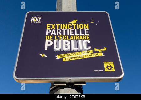 Bordeaux , Frankreich - 11 04 2023 : Extinction partielle de l'eclairage französischer Text bedeutet teilweise Abschaltung der öffentlichen Beleuchtung in bordeaux cit Stockfoto