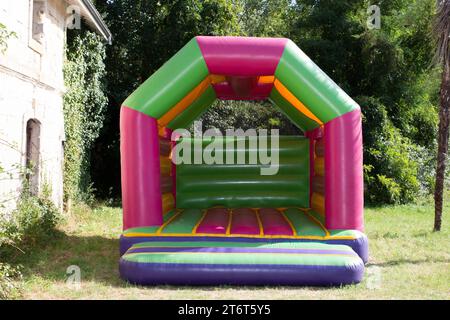 Aufblasbare Rutsche für Kinder auf dem Spielplatz Stockfoto