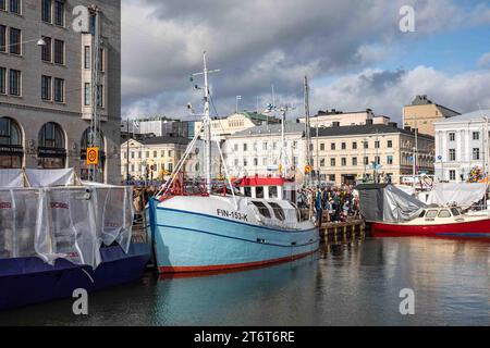 Der Fischtrawler M/S Inter legt auf Kolera-allas im Stadin silakkamarkkinat oder der Helsinki Baltic Hering Fair in Helsinki, Finnland, fest Stockfoto