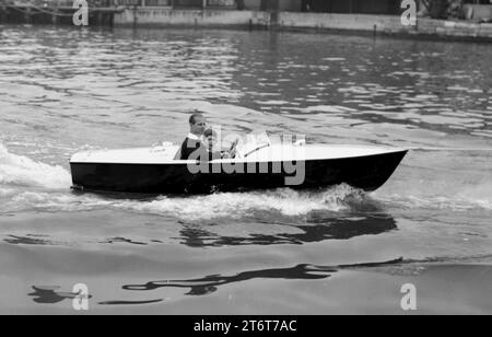 Aktenfoto vom 08/57 von Prinz Charles mit seinem Vater, dem Herzog von Edinburgh, am Steuer, während sie eine Motorbootfahrt auf dem Fluss Medina bei Cowes auf der Isle of Wight Unternehmen. Fotos aus jedem Jahr des Königs wurden von der Nachrichtenagentur PA zusammengestellt, um König Karl III. 75. Geburtstag zu feiern. Ausgabedatum: Sonntag, 12. November 2023. Stockfoto