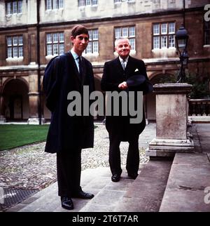 Aktenfoto vom 10/67 von Prinz Charles, der das Dreifaltigkeitskleid aus blauer Seide mit schwarzen Deckungen trägt, begleitet von dem Hauptportier Bill Edwards, der auf den Stufen des Neville Court, Cambridge University, posiert. Der Prinz ist nach Cambridge gekommen, um Archäologie und Anthopologie zu studieren. Fotos aus jedem Jahr des Königs wurden von der Nachrichtenagentur PA zusammengestellt, um König Karl III. 75. Geburtstag zu feiern. Ausgabedatum: Sonntag, 12. November 2023. Stockfoto