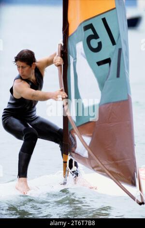 Aktenfoto vom 08/78 des Prince of Wales Surf-Segeln vor Cowes, Isle of Wight, während der Regatta Week. Fotos aus jedem Jahr des Königs wurden von der Nachrichtenagentur PA zusammengestellt, um König Karl III. 75. Geburtstag zu feiern. Ausgabedatum: Sonntag, 12. November 2023. Stockfoto