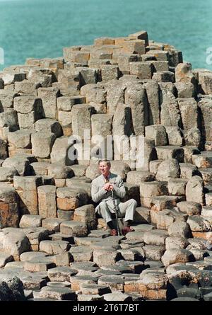 Aktenfoto vom 26./06/96 des Prinzen von Wales, mit einem traditionellen irischen Schwarzdornstab in der Hand, der auf den Steinen im Giant's Wishing Chair am Giant's Causeway, Co Antrim sitzt. Fotos aus jedem Jahr des Königs wurden von der Nachrichtenagentur PA zusammengestellt, um König Karl III. 75. Geburtstag zu feiern. Ausgabedatum: Sonntag, 12. November 2023. Stockfoto