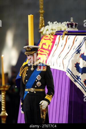 Aktenfoto vom 08/04/02, in dem der Prinz von Wales am Vorabend ihrer Beerdigung in der Westminster Hall in London neben dem Queen Mother's Sarg stand. Fotos aus jedem Jahr des Königs wurden von der Nachrichtenagentur PA zusammengestellt, um König Karl III. 75. Geburtstag zu feiern. Ausgabedatum: Sonntag, 12. November 2023. Stockfoto