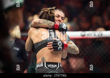 11. November 2023, New York, NY, Vereinigte Staaten: New york, NY: JÃ ©ssica Andrade umarmt Mackenzie Dern nach ihrem Sieg während der UFC Frauen-Strawweight-Meisterschaft während der UFC 295-Veranstaltung am 11. November 2023 im Madison Square Garden in New York City. (Kreditbild: © Justin Renfroe/ZUMA Press Wire) NUR REDAKTIONELLE VERWENDUNG! Nicht für kommerzielle ZWECKE! Stockfoto