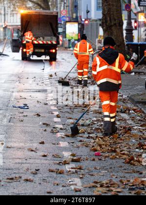 12. November 2023, Nordrhein-Westfalen, Köln: Mitarbeiter des Entsorgungsunternehmens der Stadt Köln reinigen nach Beginn der neuen Karnevalssaison am 11.11. Eine Straße am Zülpicher Platz. Foto: Henning Kaiser/dpa Stockfoto