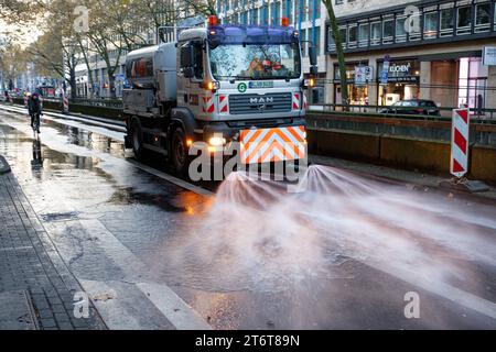 12. November 2023, Nordrhein-Westfalen, Köln: Ein Fahrzeug des Entsorgungsunternehmens der Stadt Köln reinigt nach Beginn der neuen Karnevalssaison am 11.11. Eine Straße am Zülpicher Platz. Foto: Henning Kaiser/dpa Stockfoto