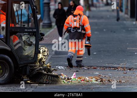 12. November 2023, Nordrhein-Westfalen, Köln: Ein Fahrzeug des Entsorgungsunternehmens der Stadt Köln reinigt nach Beginn der neuen Karnevalssaison am 11.11. Eine Straße am Zülpicher Platz. Foto: Henning Kaiser/dpa Stockfoto