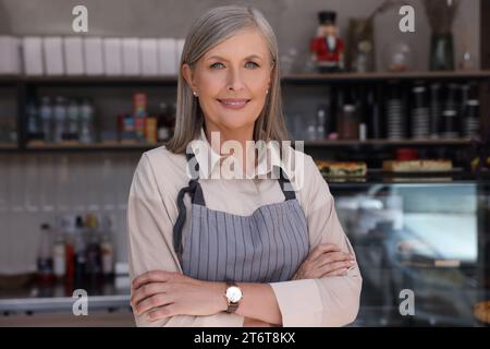 Porträt einer glücklichen Geschäftsinhaberin in ihrem Café Stockfoto
