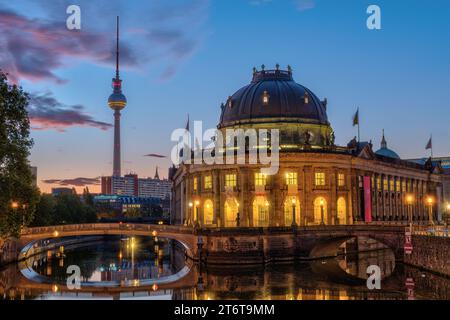 Das Bode-Museum in Berlin vor Sonnenaufgang mit dem berühmten Fernsehturm hinten Stockfoto