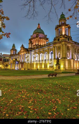 Das beleuchtete Rathaus von Belfast bei Sonnenaufgang im Herbst Stockfoto