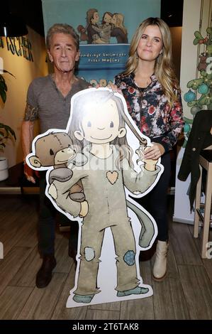 Peter Maffay und Hendrikje Balsmeyer bei einer Autogrammstunde und der Präsentation des Buches Anouk und das Geheimnis der Weihnachtszeit Anouk 3 bei Krabbenfischer 2,0 im Einkaufszentrum Bergedorf. Hamburg, 11.11.2023 *** Peter Maffay und Hendrikje Balsmeyer bei einer Autogrammstunde und der Präsentation des Buches Anouk und das Geheimnis der Weihnachtszeit Anouk 3 im Krabbenfischer 2 0 im Einkaufszentrum Bergedorf Hamburg, 11 11 2023 Foto:xgbrcix/xFuturexImagex maffay hh 3102 Stockfoto