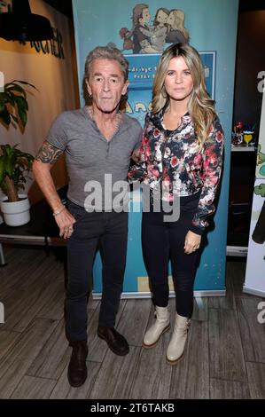 Peter Maffay und Hendrikje Balsmeyer bei einer Autogrammstunde und der Präsentation des Buches Anouk und das Geheimnis der Weihnachtszeit Anouk 3 bei Krabbenfischer 2,0 im Einkaufszentrum Bergedorf. Hamburg, 11.11.2023 *** Peter Maffay und Hendrikje Balsmeyer bei einer Autogrammstunde und der Präsentation des Buches Anouk und das Geheimnis der Weihnachtszeit Anouk 3 im Krabbenfischer 2 0 im Einkaufszentrum Bergedorf Hamburg, 11 11 2023 Foto:xgbrcix/xFuturexImagex maffay hh 3103 Stockfoto