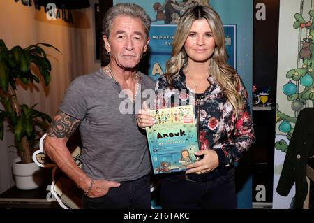 Peter Maffay und Hendrikje Balsmeyer bei einer Autogrammstunde und der Präsentation des Buches Anouk und das Geheimnis der Weihnachtszeit Anouk 3 bei Krabbenfischer 2,0 im Einkaufszentrum Bergedorf. Hamburg, 11.11.2023 *** Peter Maffay und Hendrikje Balsmeyer bei einer Autogrammstunde und der Präsentation des Buches Anouk und das Geheimnis der Weihnachtszeit Anouk 3 im Krabbenfischer 2 0 im Einkaufszentrum Bergedorf Hamburg, 11 11 2023 Foto:xgbrcix/xFuturexImagex maffay hh 3104 Stockfoto