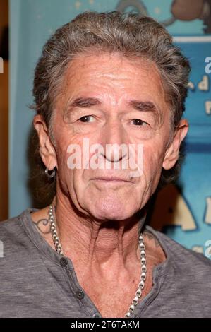 Peter Maffay bei einer Autogrammstunde und der Präsentation des Buches Anouk und das Geheimnis der Weihnachtszeit Anouk 3 bei Krabbenfischer 2,0 im Einkaufszentrum Bergedorf. Hamburg, 11.11.2023 *** Peter Maffay bei einer Autogrammstunde und der Präsentation des Buches Anouk und das Geheimnis der Weihnachtszeit Anouk 3 im Krabbenfischer 2 0 im Einkaufszentrum Bergedorf Hamburg, 11 11 11 2023 Foto:xgbrcix/xFuturexImagex maffay hh 3105 Stockfoto