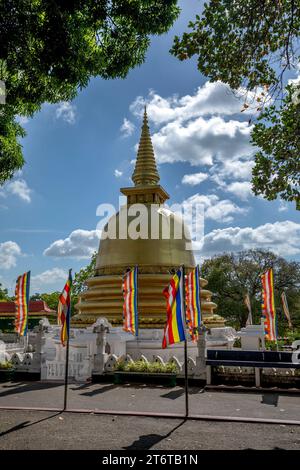 Die wunderschöne goldene Stupa neben dem Goldenen Tempel in Dambulla im Zentrum von Sri Lanka. Stockfoto