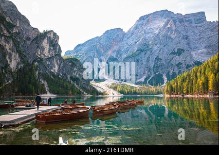 Malerischer Blick auf den Pragser See in den Dolomiten, Italien Stockfoto