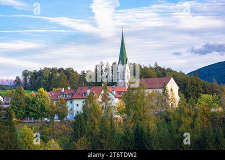 Wunderschöner Blick auf eine Kirche im Dorf Terenten (italienisch: Terent) im Pustertal in den Alpen Norditaliens. Stockfoto