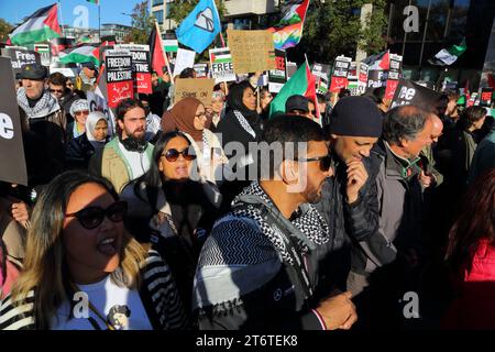 London, Großbritannien, 11. November 2023 marschierten pro-palästinensische Demonstranten friedlich in Westminster und forderten einen Waffenstillstand und ein Ende der Bombardierung des Gazastreifens. Stockfoto