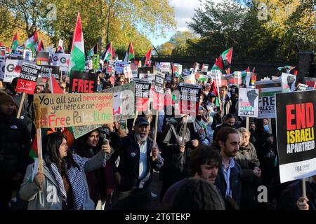 London, Großbritannien, 11. November 2023 marschierten pro-palästinensische Demonstranten friedlich in Westminster und forderten einen Waffenstillstand und ein Ende der Bombardierung des Gazastreifens. Stockfoto