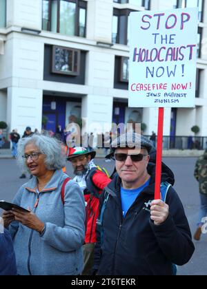 London, Großbritannien, 11. November 2023 marschierten pro-palästinensische Demonstranten friedlich in Westminster und forderten einen Waffenstillstand und ein Ende der Bombardierung des Gazastreifens. Stockfoto