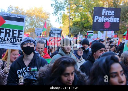 London, Großbritannien, 11. November 2023 marschierten pro-palästinensische Demonstranten friedlich in Westminster und forderten einen Waffenstillstand und ein Ende der Bombardierung des Gazastreifens. Stockfoto