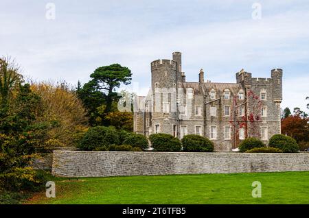 Castlewellan County Down Northern Ireland, 11. November 2023 - Castlewellan Baronialburg am See, ideal für Familienausflüge Stockfoto