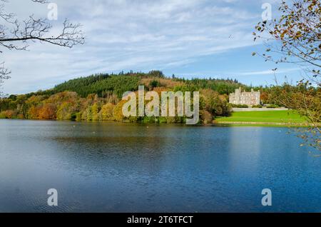 Castlewellan, County Down, Nordirland 11. November 2023 – Castlewellan Castle von der anderen Seite des Sees aus mit Reflexionen und Herbstfarben Stockfoto