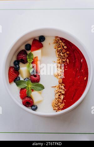 Süßer Milchgrießbrei mit Erdbeeren auf wunderschönem Teller. Leckeres Frühstück für Kinder Stockfoto