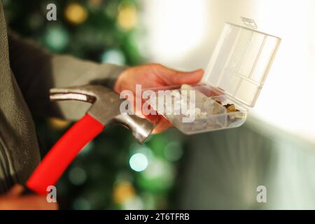 Hammer und Nägel auf Holzhintergrund Stockfoto