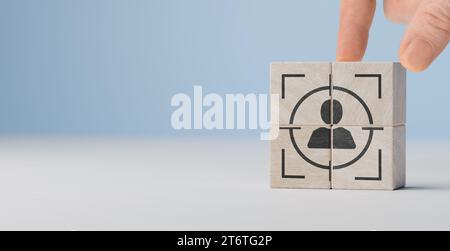 Zielkundenkonzept, Einkäuferpersönlichkeit, Personalsuche, Stellenbeschaffung, CRM für Kundenbeziehungsmanagement. Holzwürfelblöcke mit Fokus auf ta Stockfoto