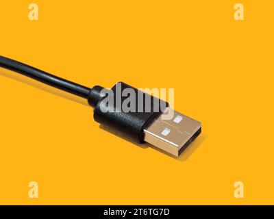 Micro-USB-Kabel Nahaufnahme auf gelbem Hintergrund Stockfoto