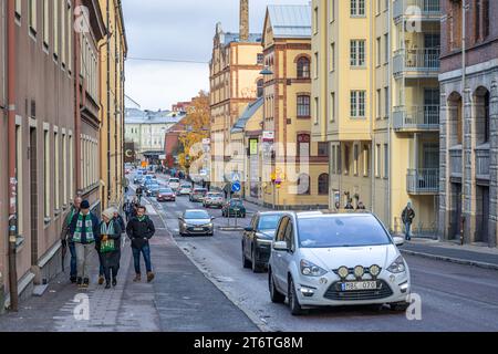 Fußballfans von Hammarby IFF aus Stockholm laufen auf der Straße Kungsgatan in Richtung Platinumcars Arena in Norrkoping, um ihre Mannschaft zu beobachten. Stockfoto