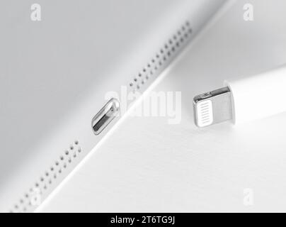 Apple Lightning Connection-Anschluss auf dem iPad. Verbindung zum Verbinden von mobilen Geräten wie iPhones, iPads oder iPods mit Computern. Stockfoto