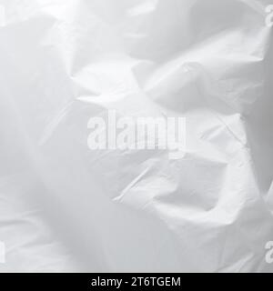 Weißer Stoffhintergrund abstrakt mit weichen Wellen, ideal für Kleider oder Anzüge, bei denen Transparenz und Fluss erforderlich sind. Stockfoto