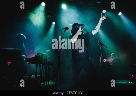Bern, Schweiz. November 2023. Das britische Band- und Musikkollektiv Archive gibt ein Live-Konzert im Bierhübeli in Bern. Hier ist Sänger Pollard Berrier live auf der Bühne zu sehen. (Foto: Gonzales Foto - Tilman Jentzsch). Stockfoto