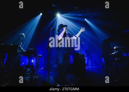 Bern, Schweiz. November 2023. Das britische Band- und Musikkollektiv Archive gibt ein Live-Konzert im Bierhübeli in Bern. Hier ist Sänger Pollard Berrier live auf der Bühne zu sehen. (Foto: Gonzales Foto - Tilman Jentzsch). Stockfoto