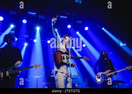 Bern, Schweiz. November 2023. Die britische Band October Drift gibt ein Live-Konzert im Bierhübeli in Bern. Hier ist Sänger und Gitarrist Kiran Roy live auf der Bühne zu sehen. (Foto: Gonzales Foto - Tilman Jentzsch). Stockfoto