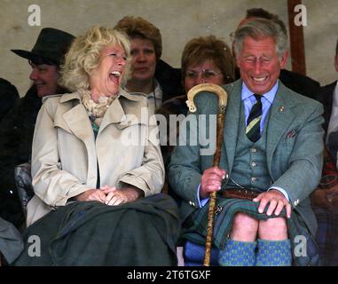 Aktenfoto vom 08/08 des Prince of Wales und der Duchess of Cornwall bei den Mey Highland Games in Caithness. König Karl III. Wird als sensibler, spiritueller, manchmal melancholischer Charakter mit starkem sozialem Gewissen beschrieben. Ausgabedatum: Sonntag, 12. November 2023. Stockfoto