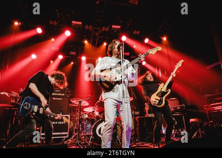 Bern, Schweiz. November 2023. Die britische Band October Drift gibt ein Live-Konzert im Bierhübeli in Bern. Hier ist Sänger und Gitarrist Kiran Roy live auf der Bühne zu sehen. (Foto: Gonzales Foto - Tilman Jentzsch). Stockfoto
