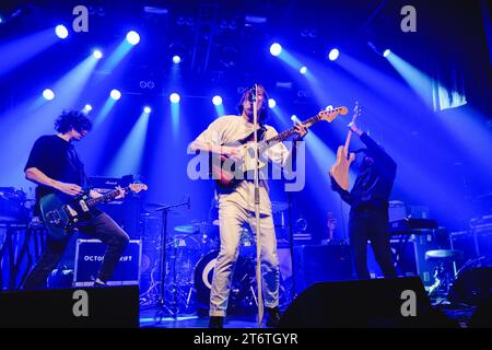 Bern, Schweiz. November 2023. Die britische Band October Drift gibt ein Live-Konzert im Bierhübeli in Bern. Hier ist Sänger und Gitarrist Kiran Roy live auf der Bühne zu sehen. (Foto: Gonzales Foto - Tilman Jentzsch). Stockfoto