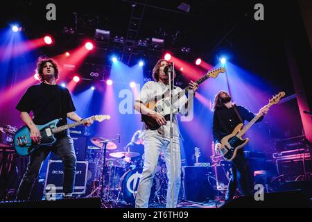 Bern, Schweiz. November 2023. Die britische Band October Drift gibt ein Live-Konzert im Bierhübeli in Bern. Hier ist Sänger und Gitarrist Kiran Roy live auf der Bühne zu sehen. (Foto: Gonzales Foto - Tilman Jentzsch). Stockfoto